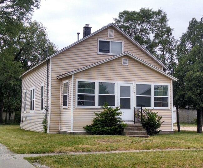 Building Photo - 717 Young Ave Unit 1