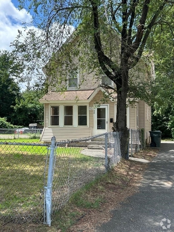 Building Photo - 68 Benton St Rental