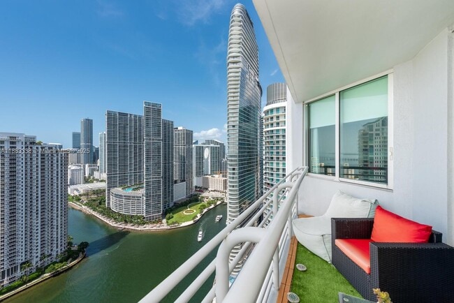 Building Photo - 325 S Biscayne Blvd Unit 3915