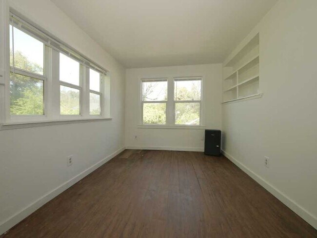 Photo - 8285 Clark St