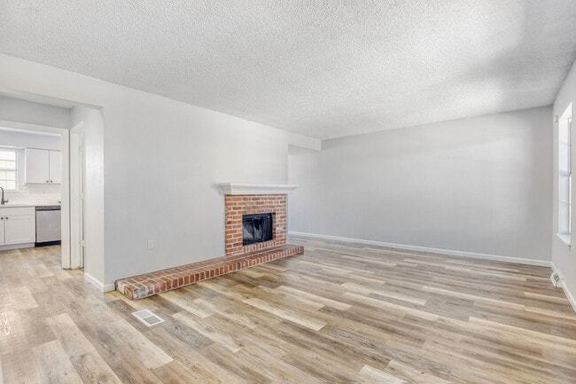 Sala de estar - 8780 E Yale Ave