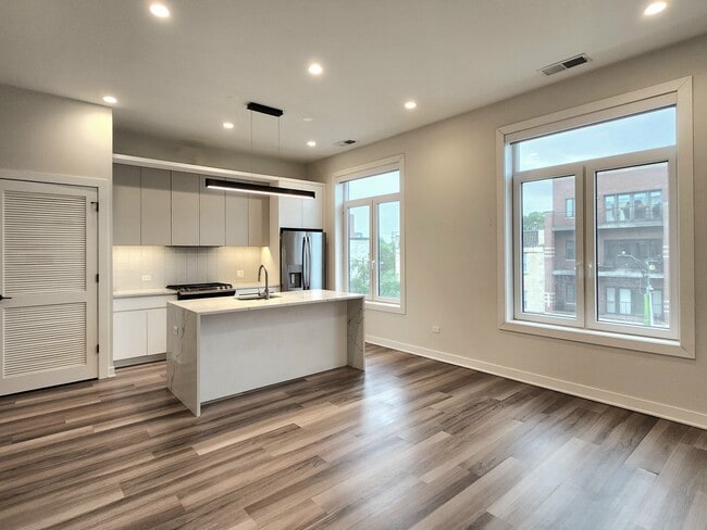 Photo - 1348 W Roscoe St