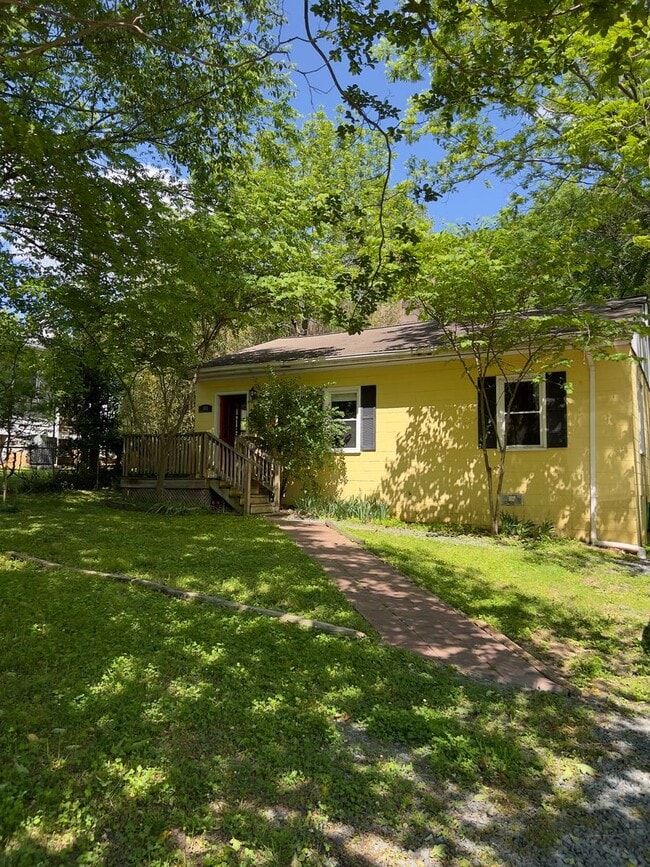 Building Photo - Charming Two Bedroom Home – Walk to Downtown Carrboro + Chapel Hill!