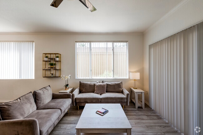 1BR, 1BA - 916SF - Living Room