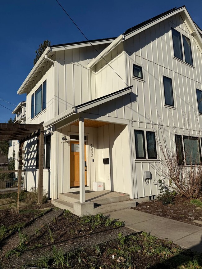 Building Photo - 3Bed/2.5 Bath Townhouse In Woodstock Neighborhood