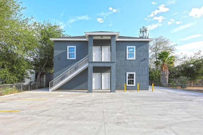 1215 Bustamante St Unit 4