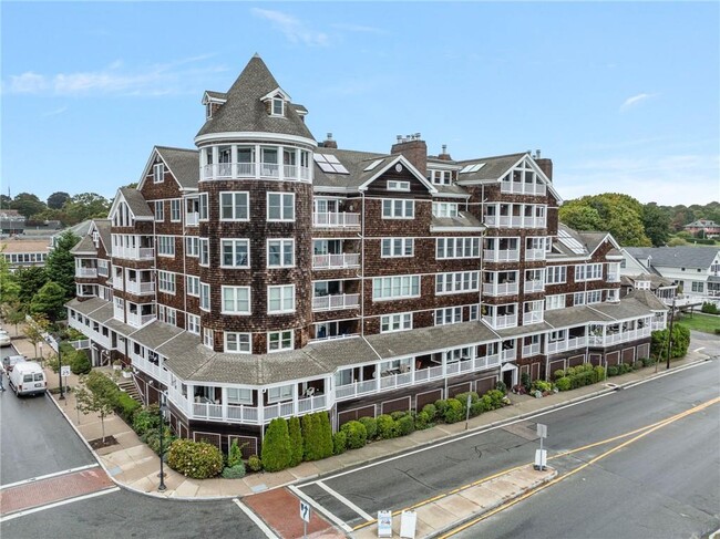 Building Photo - 53 Conanicus Ave Unit 3A