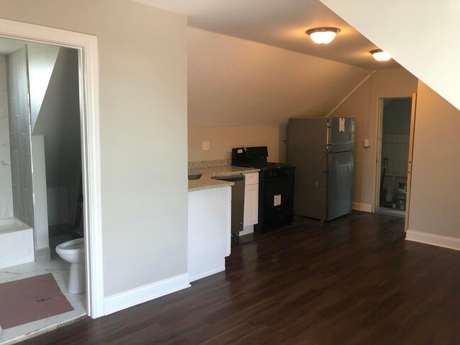 Photo - 827 W 33rd Pl Unit 4