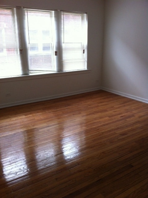 Sala de estar - 8000-12 S Maryland Ave