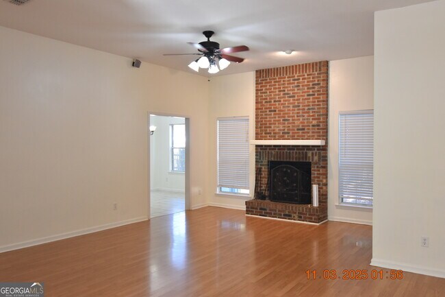 Photo - 202 Hallowes Dr S