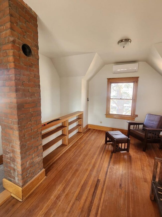 Photo - 820 Arno St SE