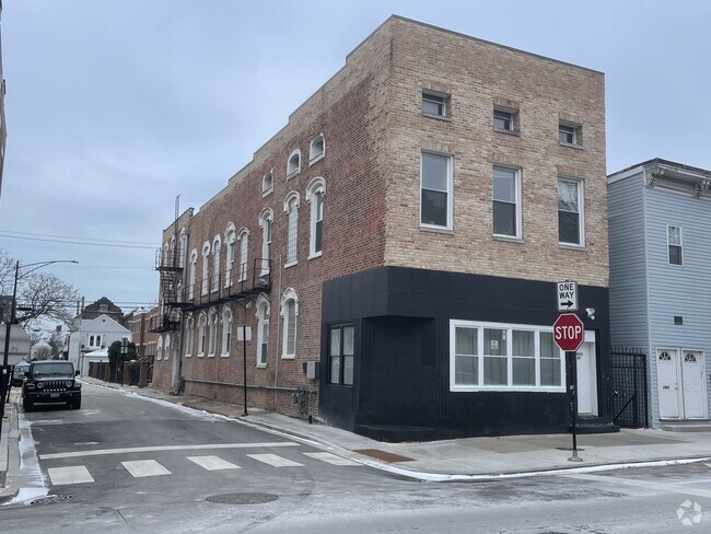 Building Photo - 1925 S Racine Ave Rental