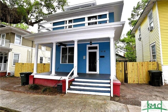 Building Photo - Spacious and fully furnished Victorian beauty