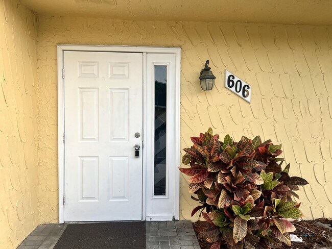 Photo - 606 SW 1st St Unit 606