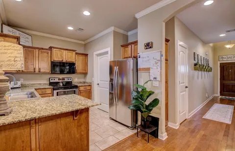 Photo - 204 Tivoli Ln