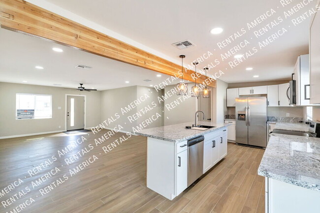 Photo - 4733 E 18th St