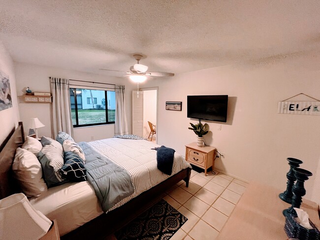 King bed master bedroom - 1642 Stickney Point Rd Unidad 101