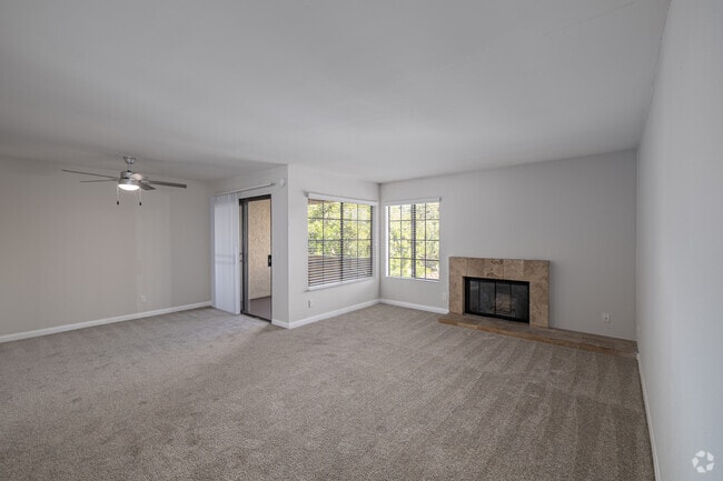 2BR, 2BA - 1,000SF - Living Room
