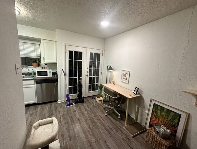 Photo - 2bd/1ba Townhome - South Lamar - Close to Downtown - Fenced Patio - $1450