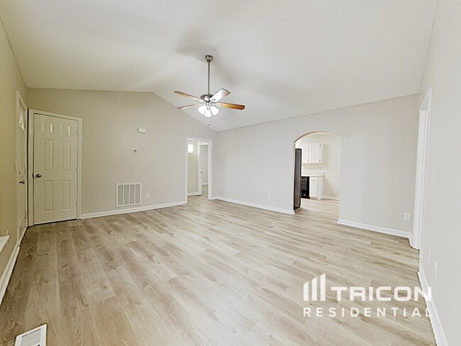 Photo - 615 Flicker St