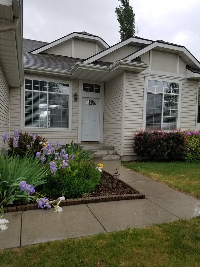 Lovely 3 bdrm 2 Ba Sunshine Meadows home f... Rental House Rental in