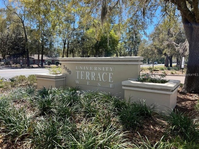 Building Photo - 3800 SW 20th Ave Unit 209