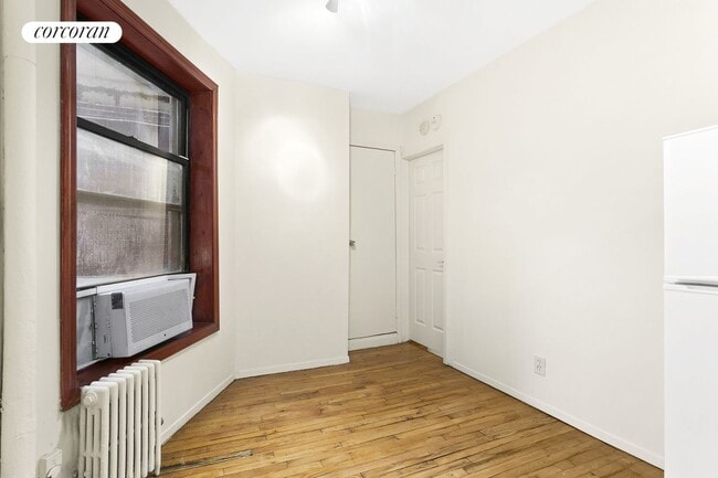 Photo - 242 E 10th St