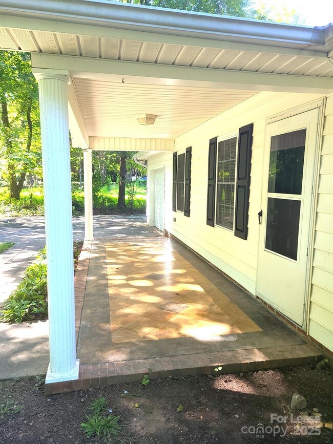 Photo - 2025 Hart Rd