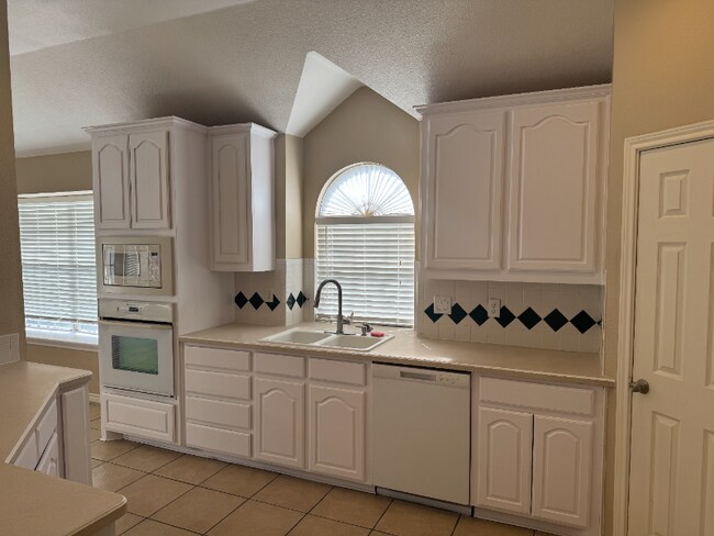 Photo - 903 Redbud Dr