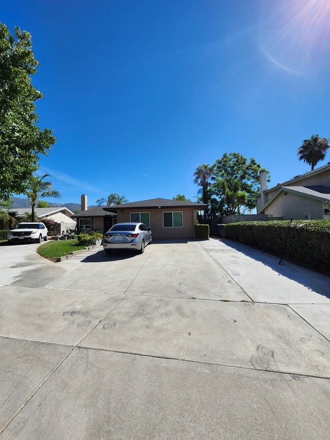 Building Photo - Beautiful Brand New 1-Bedroom, 1-Bath ALL... Rental