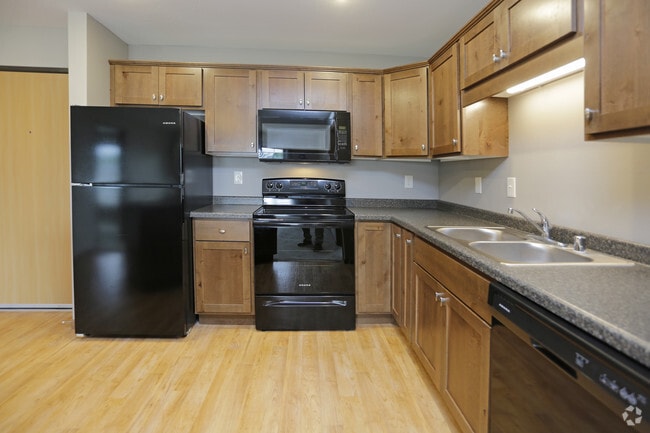 2BR, 2BA - 921 SF - Avon Estates