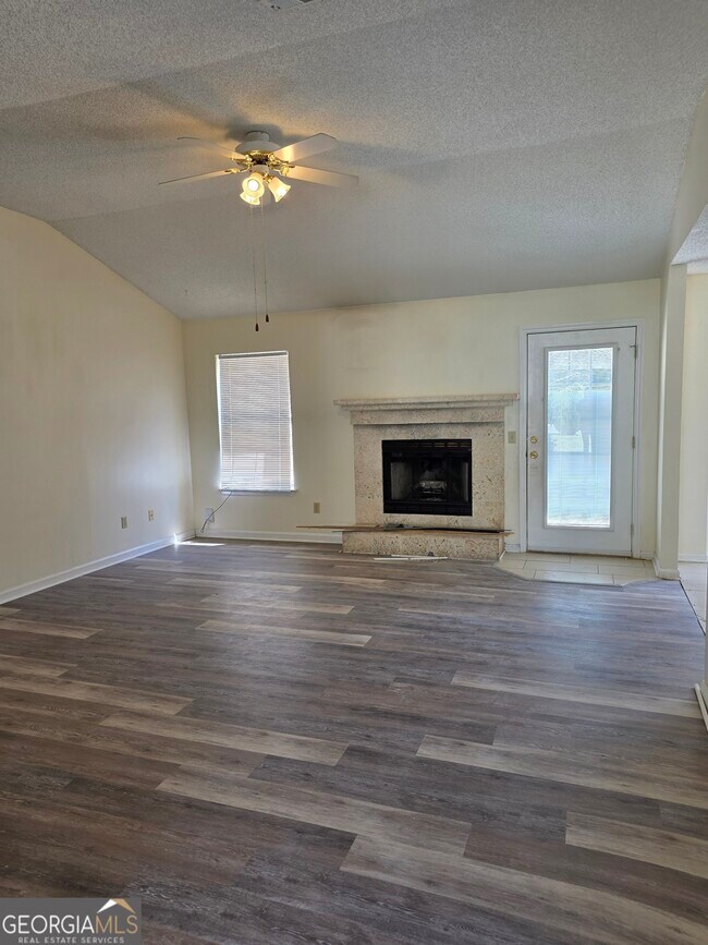 Photo - 107 Lake Wellington Dr