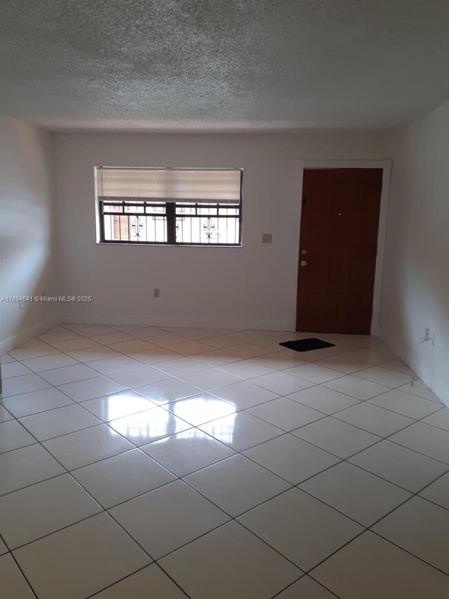 Photo - 1331 W 51st Pl Unidad A-4 Rental