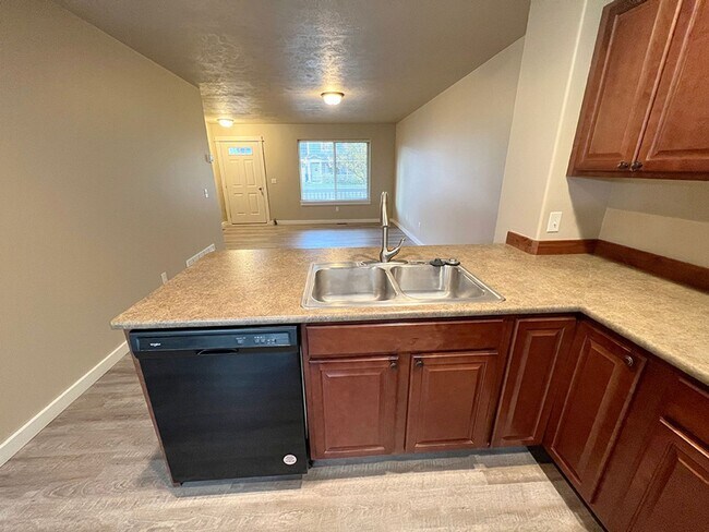 Photo - Three Bedroom in Four Corners, Water Included