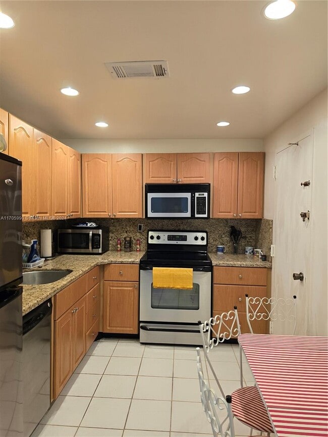 Building Photo - 1980 S Ocean Dr Unit 2B Rental