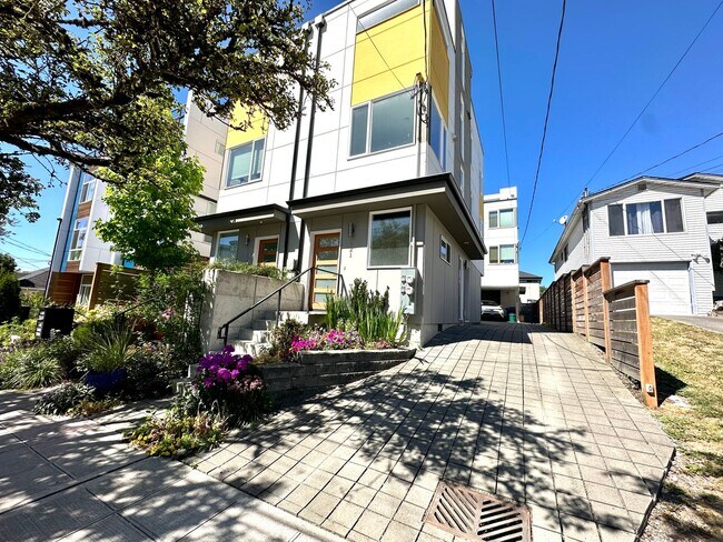 Modern Townhouse w/Rooftop Deck - Modern Townhouse w/Rooftop Deck