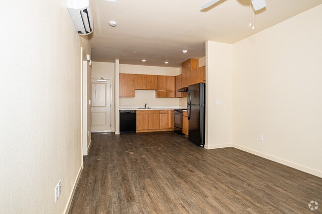 1BR, 1BA - 700SF
