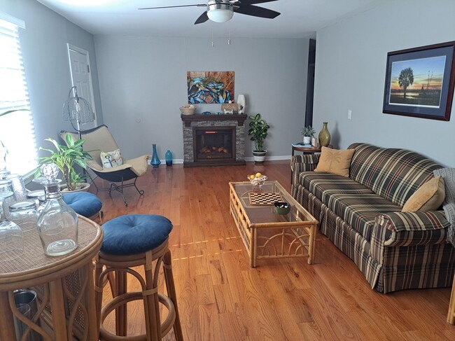 Living/Studying Space - 933 Battery Ave