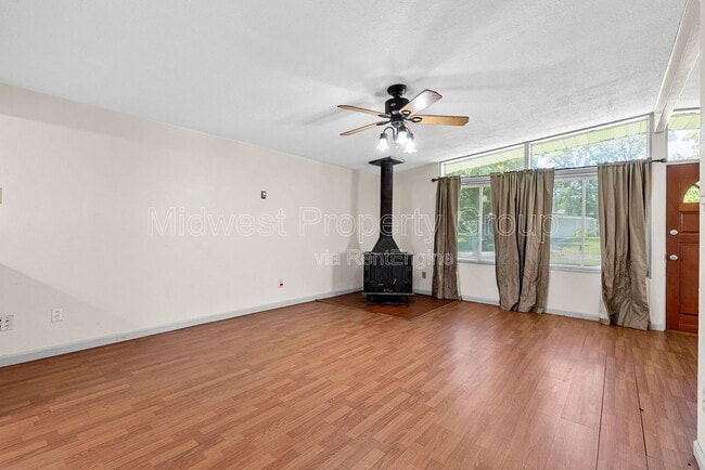 Photo - 800 Bobbins Ln
