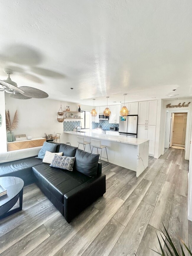 Building Photo - Live in Luxury Right on the Bay! Assigned Parking! Peek A Boo Bay View!