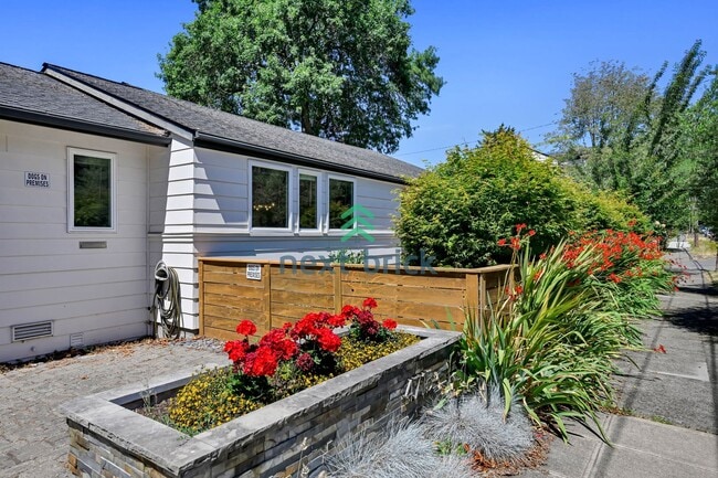 A beautiful 3 bedrooms and 2 bathrooms house - A beautiful 3 bedrooms and 2 bathrooms house