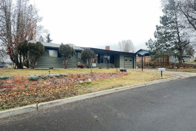 Building Photo - Charming 3BR/2.5BA Home with Fenced Yard in NE Madras