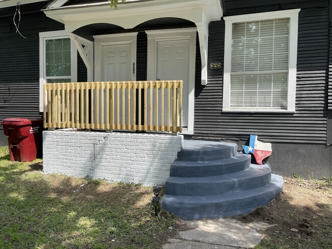 Photo - 112 Yates St