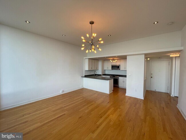 Photo - 285 St James Pl Unit PH3