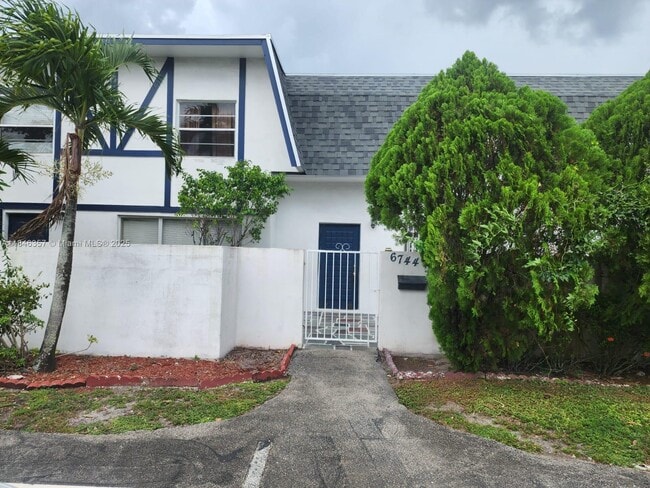 Building Photo - 6744 SW 40th St Rental