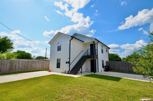 Building Photo - 4735 Redbud St Rental