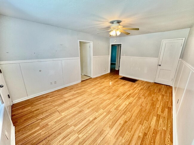 Building Photo - 900 E Rose Dr Rental