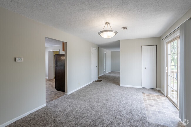 3BR, 2BA - 1,296 SF - York - Living Room