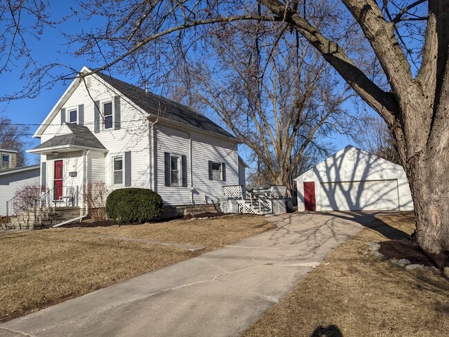 Building Photo - 141 S Willow St Rental