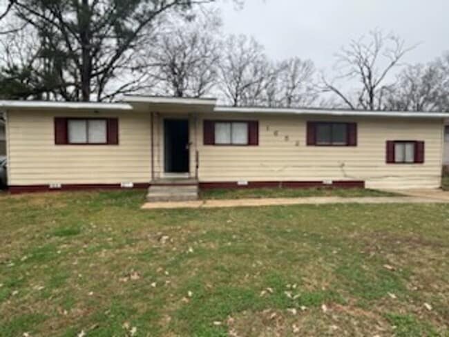 Building Photo - 1652 Kentwood Dr